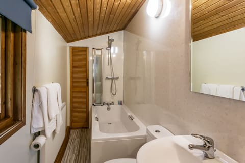 2 Bed Lodge (Zip Link Bed) | Bathroom | Free toiletries, hair dryer, towels