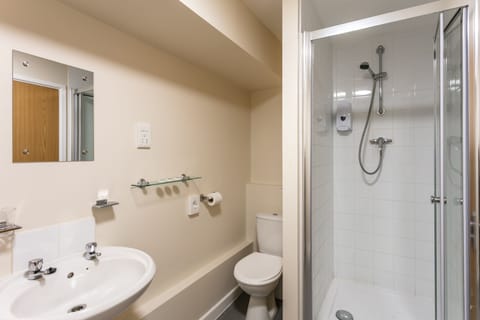 Superior Twin Room, No Windows | Bathroom | Rainfall showerhead, free toiletries, hair dryer, towels