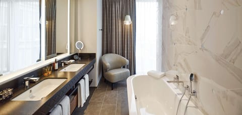 Suite (Penthouse) | Bathroom | Free toiletries, hair dryer, heated floors, towels