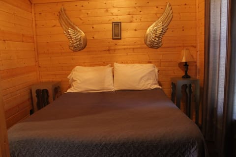 Deluxe Cabin #10 | 1 bedroom, premium bedding, individually decorated