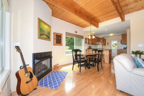 Open floor plan with gas log fireplace and guiter