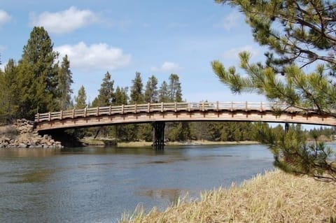 Bridge at Cardinal Landing over Deschutes river