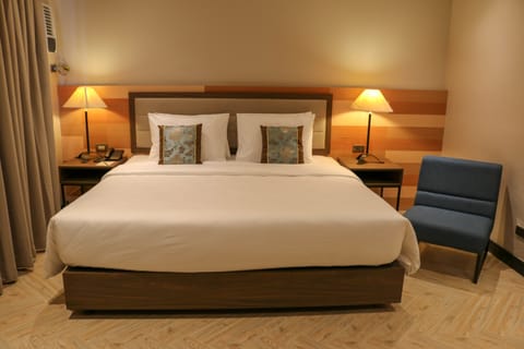 Executive Room, 1 King Bed | In-room safe, desk, blackout drapes, free WiFi