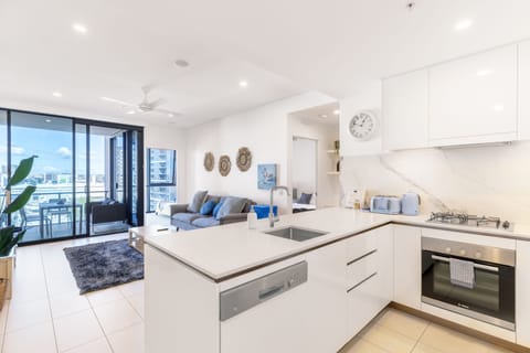 Panoramic Apartment | Private kitchen | Fridge, microwave, stovetop, dishwasher