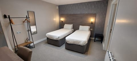 Deluxe Twin Room | In-room safe, desk, iron/ironing board, free WiFi