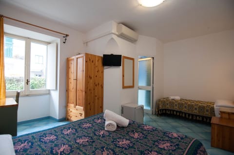 Triple Room, Non Smoking | Desk, blackout drapes, free WiFi, bed sheets