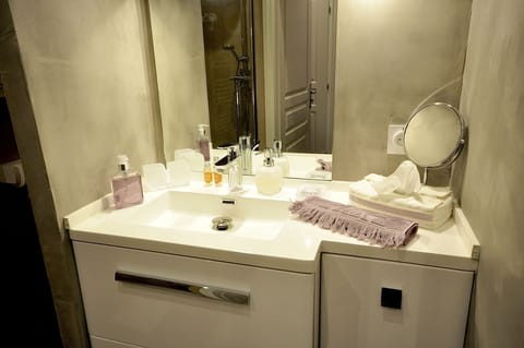 Family Suite | Bathroom sink