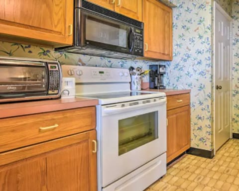 Family Condo, Multiple Beds, Non Smoking, Lake View | Private kitchen | Full-size fridge, microwave, oven, stovetop