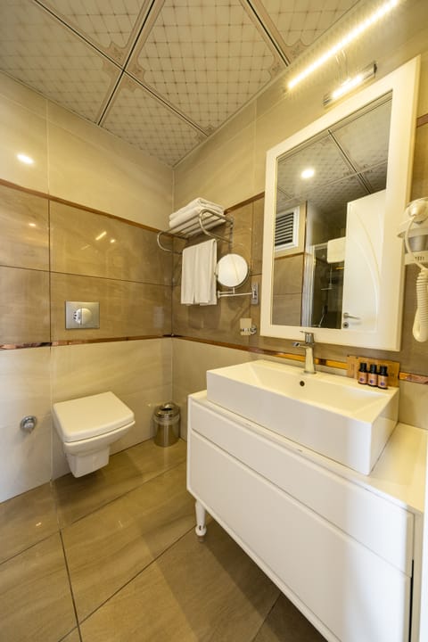 Family Condo | Bathroom | Shower, rainfall showerhead, free toiletries, hair dryer