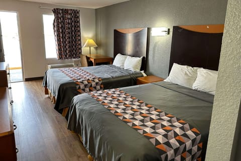 Premium bedding, desk, iron/ironing board, free WiFi