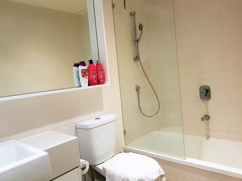 Premium Apartment, 3 Bedrooms, Non Smoking, 2 Bathrooms | Bathroom | Combined shower/tub, free toiletries, hair dryer, towels