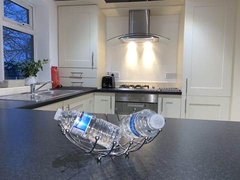 Full-size fridge, microwave, oven, stovetop