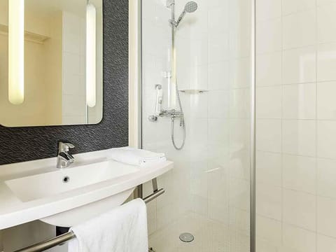 Standard Room, 1 Double Bed | Bathroom | Eco-friendly toiletries, hair dryer, towels