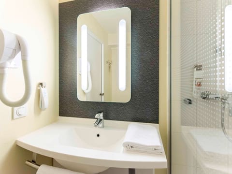 Standard Room, 1 Double Bed | Bathroom | Eco-friendly toiletries, hair dryer, towels