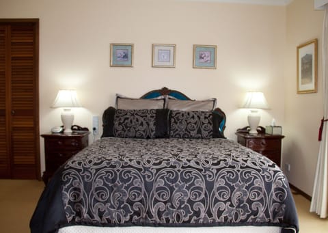 Standard Room, Non Smoking, Balcony (Lithgow Suite) | Hypo-allergenic bedding, iron/ironing board, WiFi, bed sheets