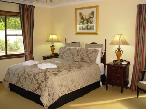 Deluxe Suite, 1 Bedroom, Non Smoking (Mudgee Deluxe Suite) | Hypo-allergenic bedding, iron/ironing board, WiFi, bed sheets
