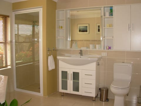 Standard Room, Non Smoking, Jetted Tub (Oberon Spa Suite) | Bathroom | Free toiletries, hair dryer, towels