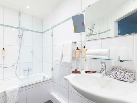 Privilege, Superior Double Room, 1 Double Bed | Bathroom | Rainfall showerhead, eco-friendly toiletries, hair dryer, towels