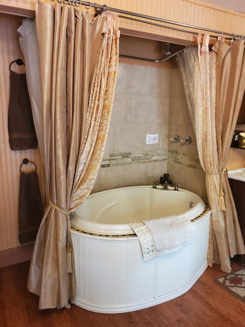 Room, 1 Queen Bed, Patio (Aberdeen) | Bathroom | Deep soaking tub, free toiletries, hair dryer, towels