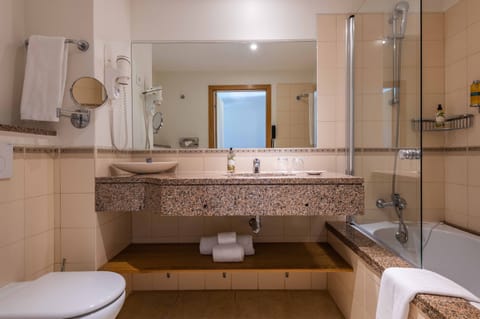 Standard Double or Twin Room, Garden View | Bathroom | Rainfall showerhead, free toiletries, hair dryer, bathrobes