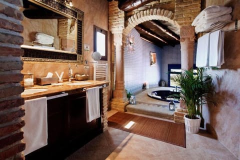 Presidential Suite | Bathroom | Combined shower/tub, free toiletries, hair dryer, towels