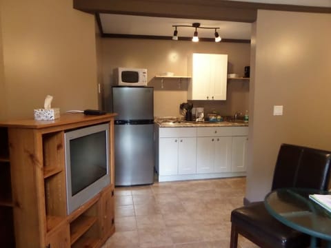 Room, 1 Queen Bed | Private kitchen | Full-size fridge, microwave, stovetop, coffee/tea maker