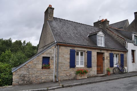 105 years old and beautifully renovated to sleep 6!