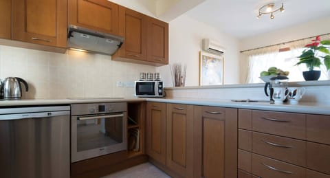 Villa, 2 Bedrooms | Private kitchen | Fridge, microwave, oven, stovetop