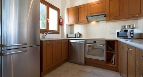 Villa, 2 Bedrooms | Private kitchen | Fridge, microwave, oven, stovetop