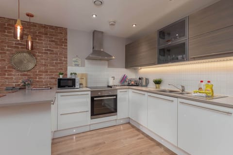 Kitchen with breakfast bar