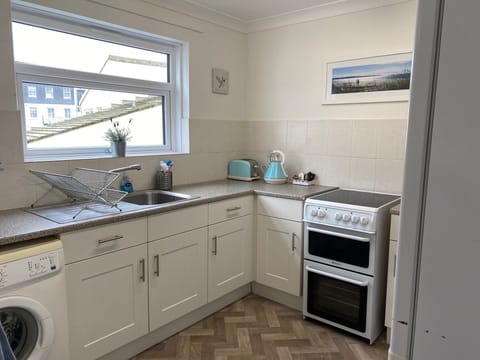 Good size kitchen with washing machine, cooker/hob & fridge/freezer