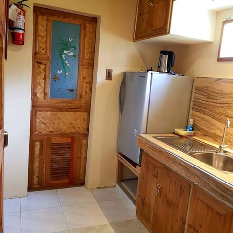 Cottage, Kitchenette | Private kitchenette | Fridge, stovetop, electric kettle, cookware/dishes/utensils