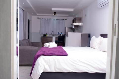 Deluxe Studio Suite | Premium bedding, down comforters, Select Comfort beds