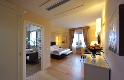 Deluxe Room | In-room safe, individually decorated, desk, soundproofing