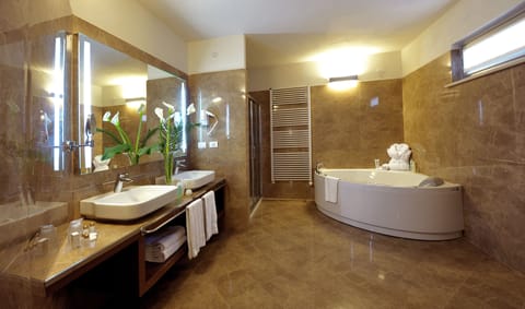 Junior Suite Deluxe Spa Access | Bathroom | Free toiletries, hair dryer, bidet, towels