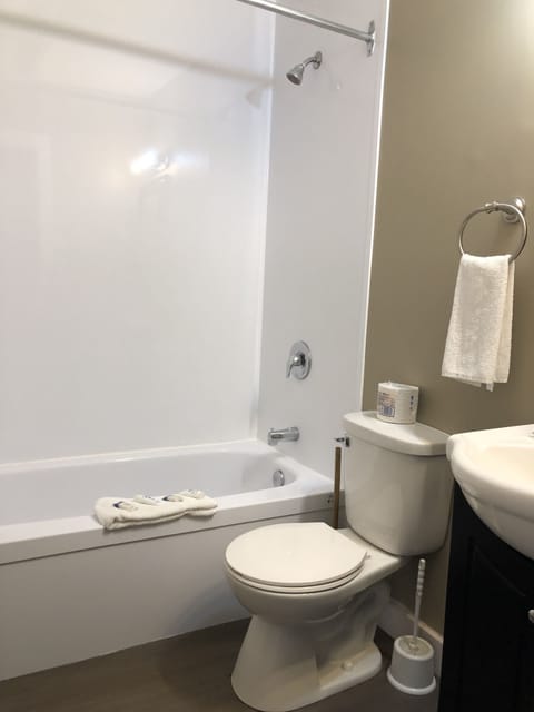 Standard Cottage, 1 Bedroom | Bathroom | Combined shower/tub, hair dryer, towels