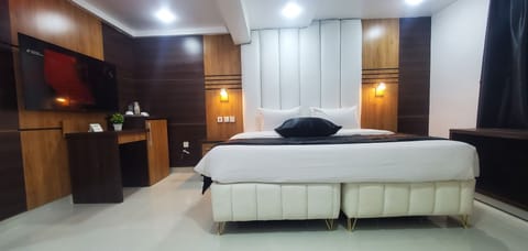 Executive Room | In-room safe, desk, free WiFi, bed sheets