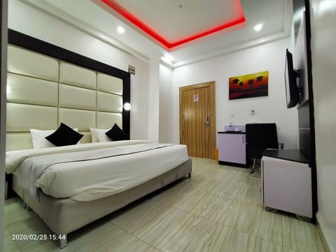 Executive Double Room | In-room safe, desk, free WiFi, bed sheets