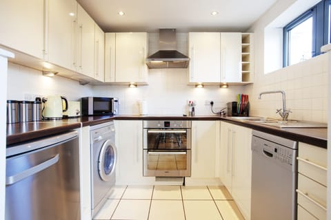 Apartment, 2 Bedrooms | Private kitchen | Full-size fridge, microwave, oven, stovetop