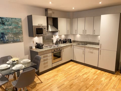 Apartment, 1 Bedroom | Private kitchen | Full-size fridge, microwave, oven, stovetop