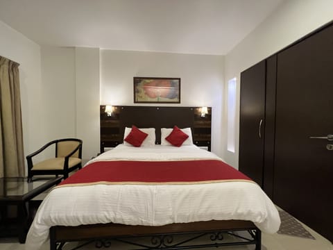 Signature Room, 1 Queen Bed, Pool View | Premium bedding, pillowtop beds, individually furnished, desk