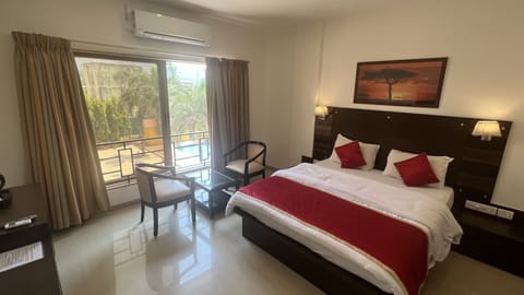 Signature Room, 1 Queen Bed, Pool View | Premium bedding, pillowtop beds, individually furnished, desk