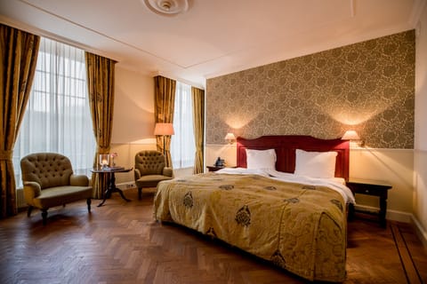 Superior Double Room | Minibar, in-room safe, individually decorated, desk