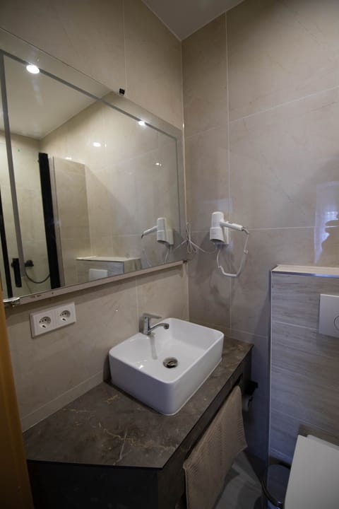 Family Room (2) | Bathroom | Shower, free toiletries, hair dryer, towels