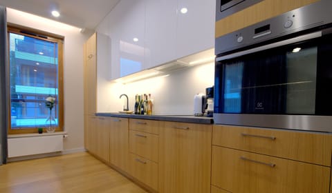 Deluxe Apartment, Accessible | Private kitchenette | Fridge, microwave, oven, stovetop