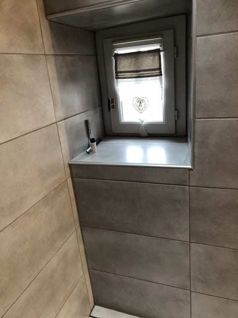 Classic Room (Les Jonquilles) | Bathroom | Shower, free toiletries, hair dryer, towels