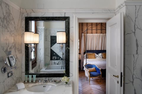 Junior Suite (Helvetia) | Bathroom | Rainfall showerhead, hair dryer, bathrobes, slippers