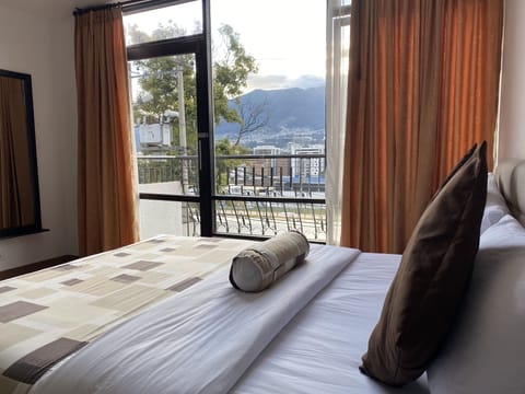 Deluxe Room, 1 Queen Bed, Mountain View | Minibar, in-room safe, individually furnished, desk