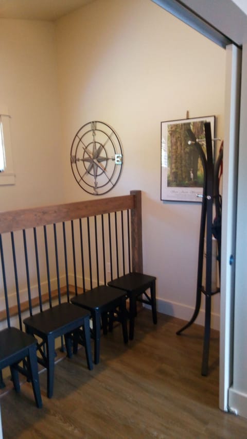 Upper level entry with extra benches for dining table table