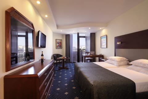 Deluxe Twin Room | In-room safe, desk, blackout drapes, free WiFi